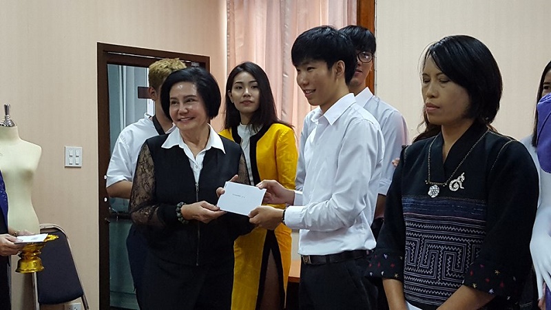 นิสิตคว้ารางวัลออกแบบเครื่องแต่งกายแบบเครื่อง แต่งกายชุดผ้าไทย ผ้าถิ่น จังหวัดพิษณุโลก ประจำปี 2560