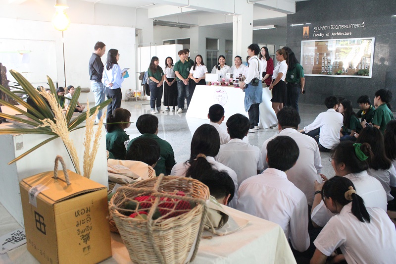 คณะสถาปัตยกรรมศาสตร์ มหาวิทยาลัยนเรศวร ร่วมกับ คณะเกษตรศาสตร์ทรัพยากรธรรมชาติและสิ่งแวดล้อม ร่วมกันจัดการเรียนการสอนแบบบูรณาการภายใต้โจทย์ Smart Farmer 