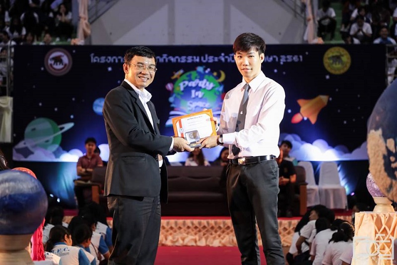 นิสิตได้รับเหรียญและเกียรติบัตรรางวัลนิสิตที่สร้างชื่อเสียงให้แก่มหาวิทยาลัยนเรศวร ประจำปีการศึกษา 2560  