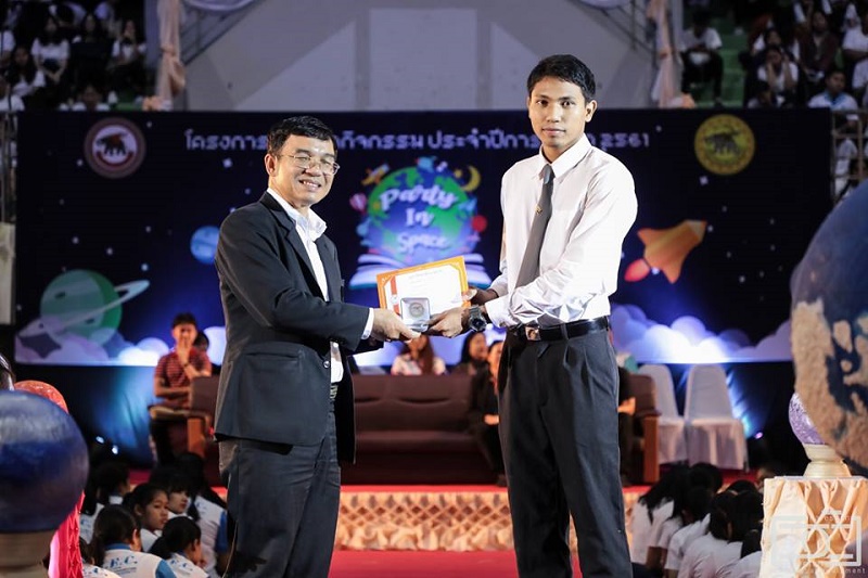 นิสิตได้รับเหรียญและเกียรติบัตรรางวัลนิสิตที่สร้างชื่อเสียงให้แก่มหาวิทยาลัยนเรศวร ประจำปีการศึกษา 2560  