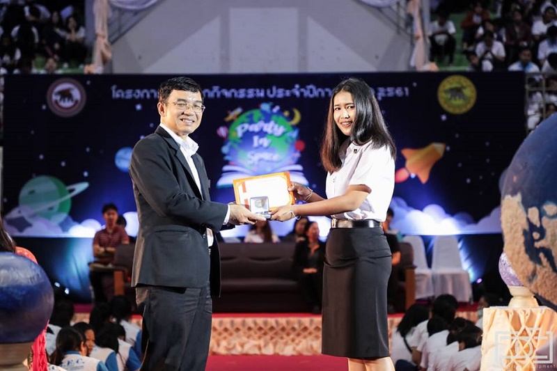 นิสิตได้รับเหรียญและเกียรติบัตรรางวัลนิสิตที่สร้างชื่อเสียงให้แก่มหาวิทยาลัยนเรศวร ประจำปีการศึกษา 2560  