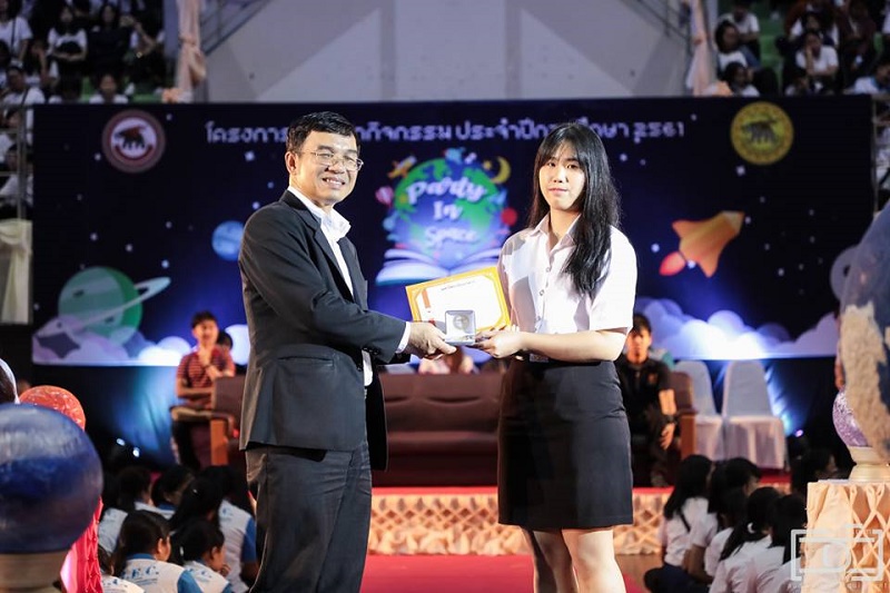 นิสิตได้รับเหรียญและเกียรติบัตรรางวัลนิสิตที่สร้างชื่อเสียงให้แก่มหาวิทยาลัยนเรศวร ประจำปีการศึกษา 2560  
