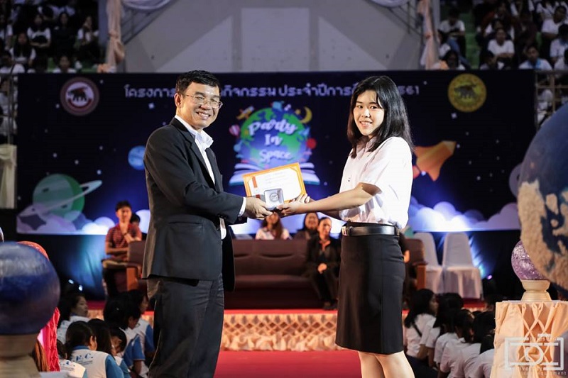 นิสิตได้รับเหรียญและเกียรติบัตรรางวัลนิสิตที่สร้างชื่อเสียงให้แก่มหาวิทยาลัยนเรศวร ประจำปีการศึกษา 2560  