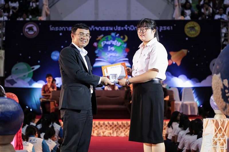 นิสิตได้รับเหรียญและเกียรติบัตรรางวัลนิสิตที่สร้างชื่อเสียงให้แก่มหาวิทยาลัยนเรศวร ประจำปีการศึกษา 2560  