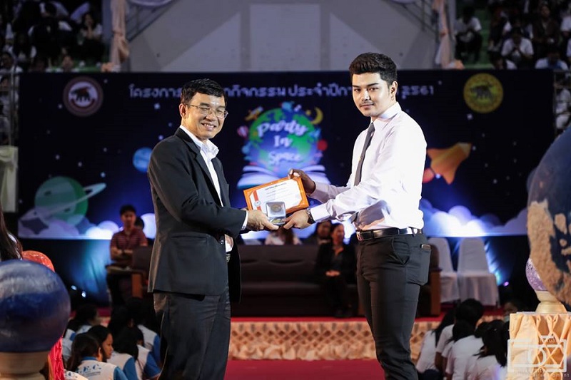 นิสิตได้รับเหรียญและเกียรติบัตรรางวัลนิสิตที่สร้างชื่อเสียงให้แก่มหาวิทยาลัยนเรศวร ประจำปีการศึกษา 2560  