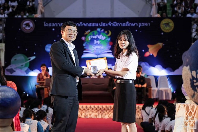 นิสิตได้รับเหรียญและเกียรติบัตรรางวัลนิสิตที่สร้างชื่อเสียงให้แก่มหาวิทยาลัยนเรศวร ประจำปีการศึกษา 2560  