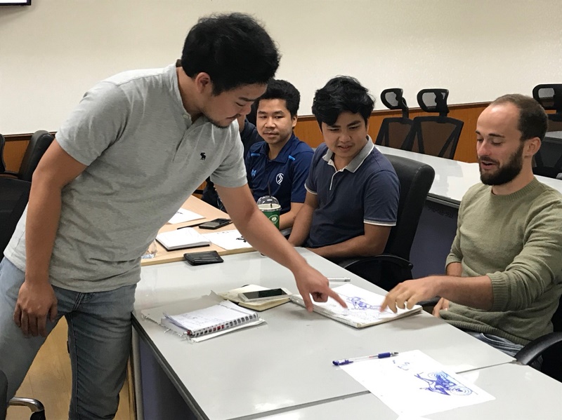 นิสิตร่วม Workshop : Motorcycle Quick Sketch ในบรรยายพิเศษ “การออกแบบยานยนต์” ในรายวิชา Product Design 4  