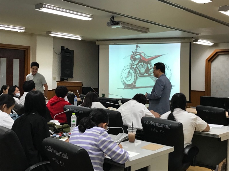 นิสิตร่วม Workshop : Motorcycle Quick Sketch ในบรรยายพิเศษ “การออกแบบยานยนต์” ในรายวิชา Product Design 4  