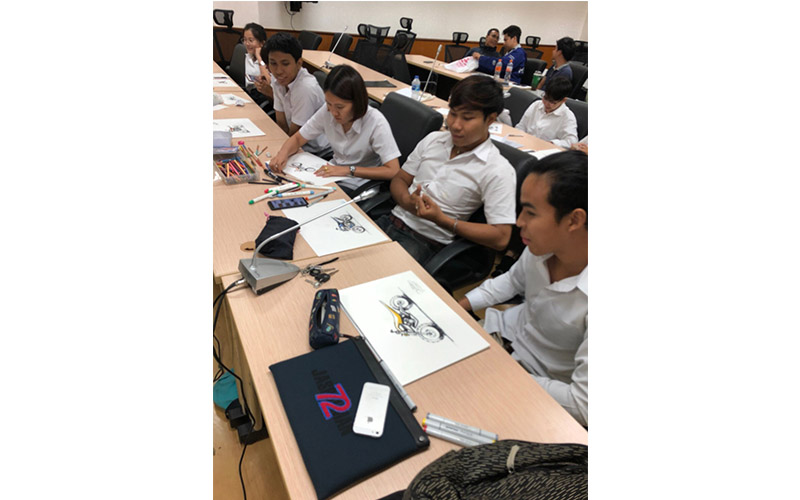 นิสิตร่วม Workshop : Motorcycle Quick Sketch ในบรรยายพิเศษ “การออกแบบยานยนต์” ในรายวิชา Product Design 4  