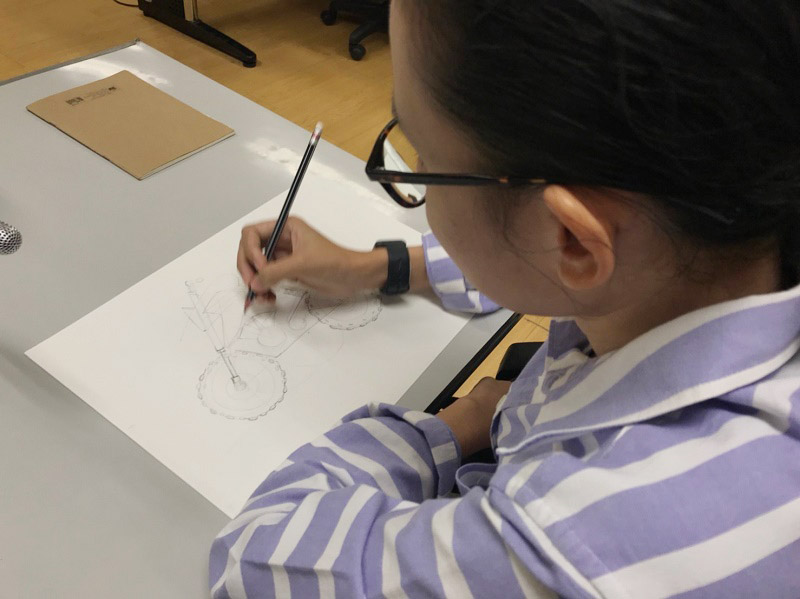 นิสิตร่วม Workshop : Motorcycle Quick Sketch ในบรรยายพิเศษ “การออกแบบยานยนต์” ในรายวิชา Product Design 4  