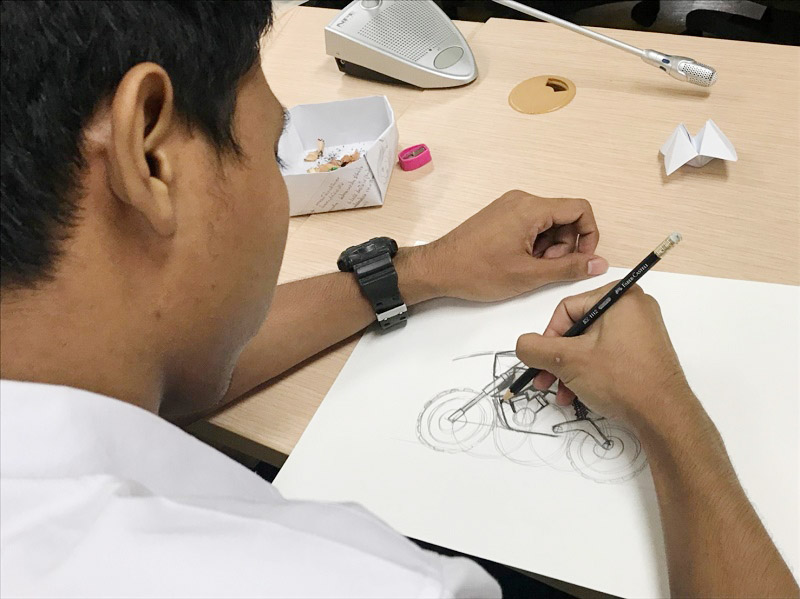 นิสิตร่วม Workshop : Motorcycle Quick Sketch ในบรรยายพิเศษ “การออกแบบยานยนต์” ในรายวิชา Product Design 4  