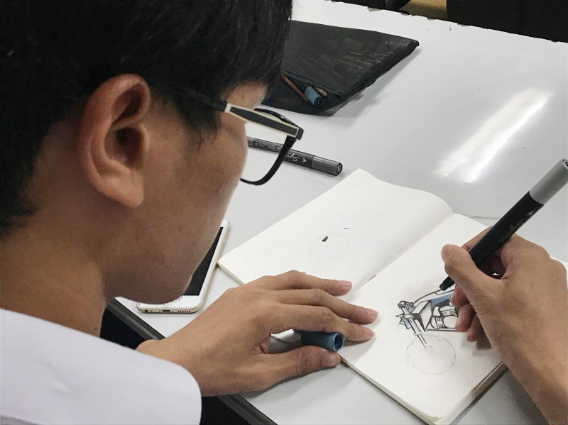 นิสิตร่วม Workshop : Motorcycle Quick Sketch ในบรรยายพิเศษ “การออกแบบยานยนต์” ในรายวิชา Product Design 4  
