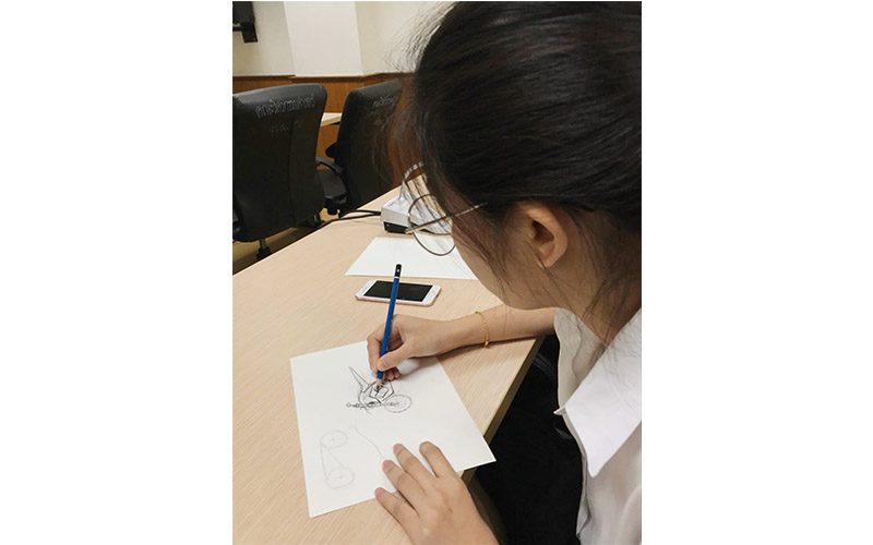 นิสิตร่วม Workshop : Motorcycle Quick Sketch ในบรรยายพิเศษ “การออกแบบยานยนต์” ในรายวิชา Product Design 4  