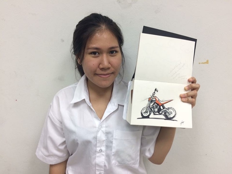นิสิตร่วม Workshop : Motorcycle Quick Sketch ในบรรยายพิเศษ “การออกแบบยานยนต์” ในรายวิชา Product Design 4  