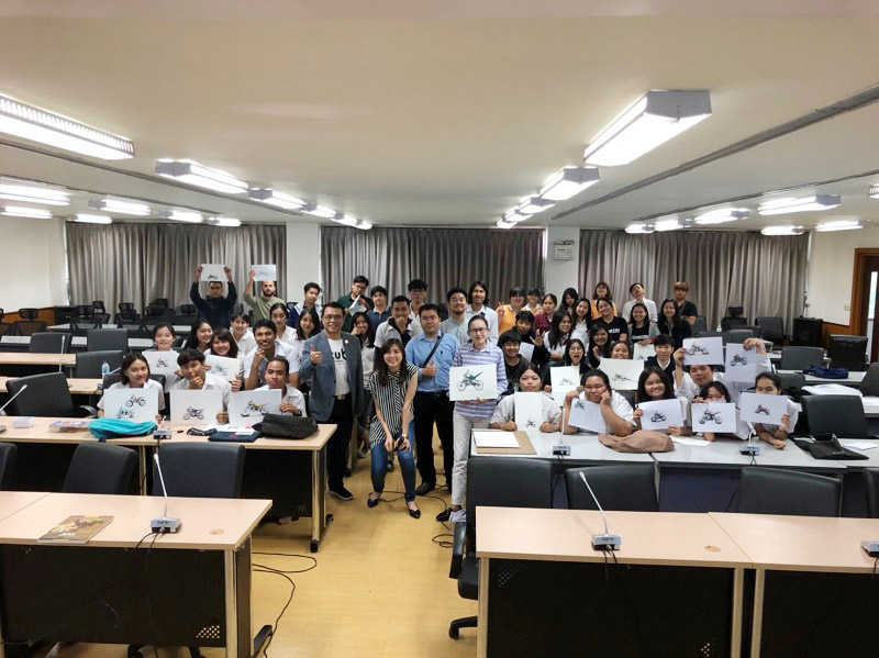 นิสิตร่วม Workshop : Motorcycle Quick Sketch ในบรรยายพิเศษ “การออกแบบยานยนต์” ในรายวิชา Product Design 4  