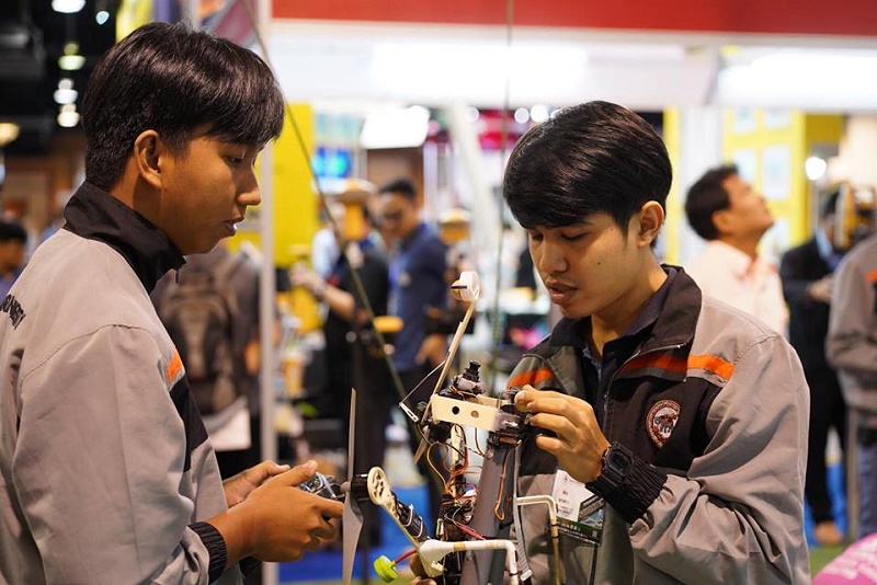 นิสิตคณะสถาปัตยกรรมศาสตร์ มหาวิทยาลัยนเรศวร คว้ารางวัลชนะเลิศ การแข่งขันอากาศยานไร้คนขับ กรณีดับเพลิง (Drone for firefighting)