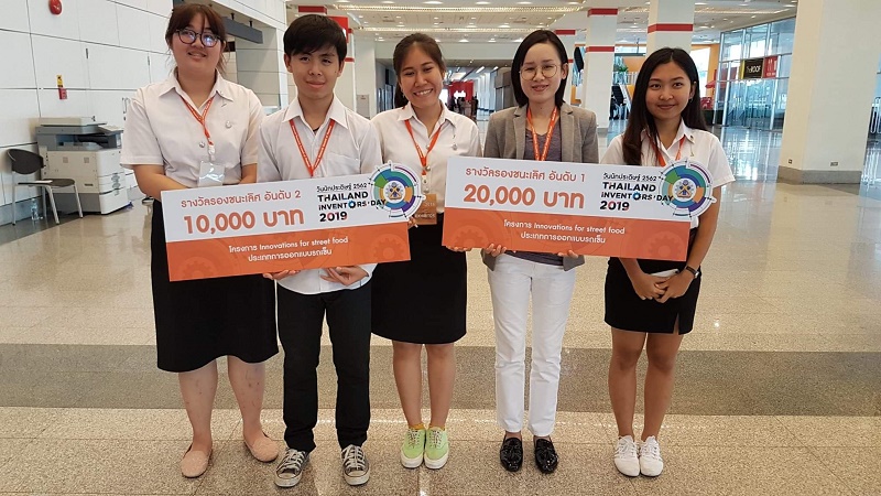 นิสิตคณะสถาปัตยกรรมศาสตร์ มหาวิทยาลัยนเรศวร คว้ารางวัลรองชนะเลิศอันดับ 1 และรางวัลรองชนะเลิศอันดับ 2  ประกวดออกแบบรถเข็น โครงการ "Innovations for Street food" 