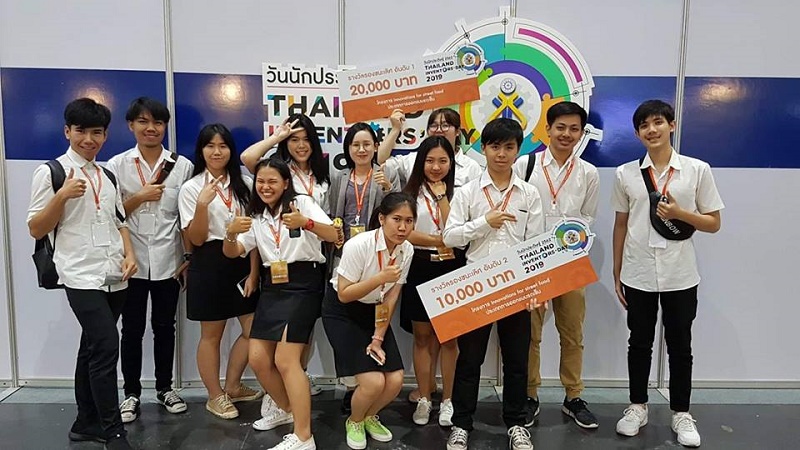 นิสิตคณะสถาปัตยกรรมศาสตร์ มหาวิทยาลัยนเรศวร คว้ารางวัลรองชนะเลิศอันดับ 1 และรางวัลรองชนะเลิศอันดับ 2  ประกวดออกแบบรถเข็น โครงการ "Innovations for Street food" 