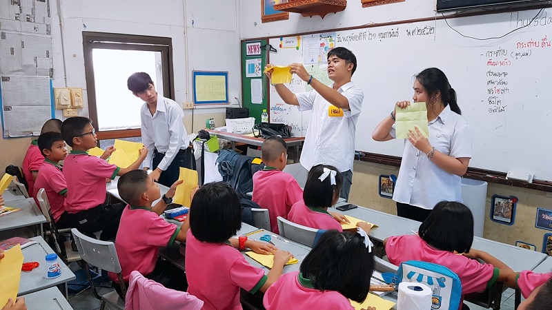 คณาจารย์และนิสิตภาควิชาศิลปะและการออกแบบ ร่วมสอนศิลปะและความคิดสร้างสรรค์ให้กับนักเรียนโรงเรียนอนุบาลพิษณุโลก