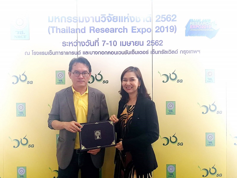 รศ. สุทัศน์ เยี่ยมวัฒนา  และผศ. ดร.ศศิมา เจริญกิจ ร่วมนำเสนอผลงานวิจัย ในงานมหกรรมวิจัยแห่งชาติ 2562 (Thailand Research Expo 2019)