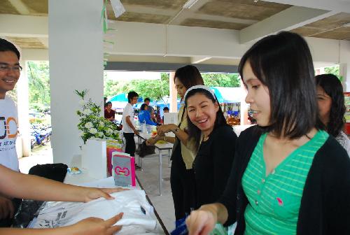 โครงการ มอบความเขียวเป็นของขวัญ (Give It A Green)