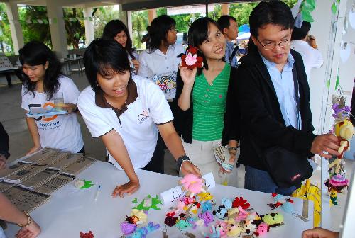 โครงการ มอบความเขียวเป็นของขวัญ (Give It A Green)