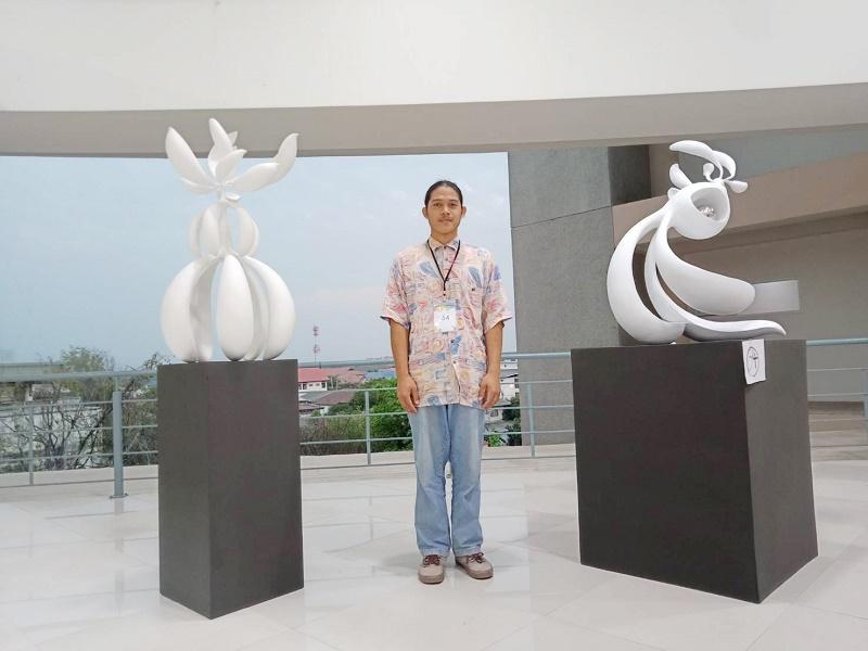 นิสิตสาขาทัศนศิลป์ ม.นเรศวร ได้รับคัดเลือกผลงาน 1 ใน 11 คน เพื่อนำไปจัดแสดงผลงานนิทรรศการและศึกษาดูงานศิลปะ ณ ประเทศสหรัฐอเมริกา ภายใต้โครงการพัฒนาศักยภาพศิลปินรุ่นใหม่ประจำปี2563