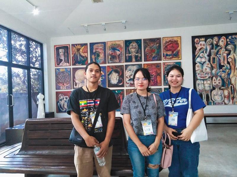 นิสิตสาขาทัศนศิลป์ ม.นเรศวร ได้รับคัดเลือกผลงาน 1 ใน 11 คน เพื่อนำไปจัดแสดงผลงานนิทรรศการและศึกษาดูงานศิลปะ ณ ประเทศสหรัฐอเมริกา ภายใต้โครงการพัฒนาศักยภาพศิลปินรุ่นใหม่ประจำปี2563