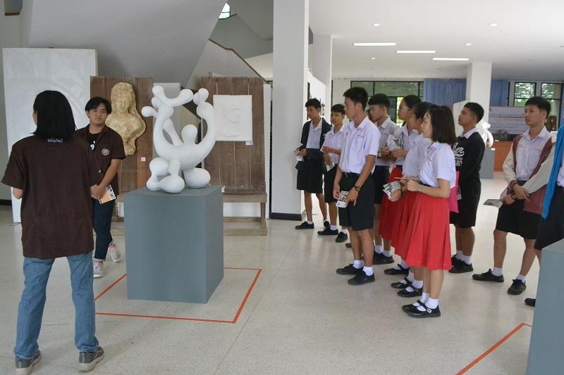 นักเรียนเข้าร่วมชมนิทรรศการ ​ศิลปกรรม​ Little Big Arts