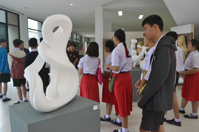 นักเรียนเข้าร่วมชมนิทรรศการ ​ศิลปกรรม​ Little Big Arts