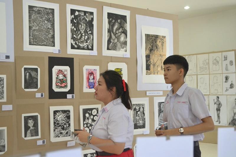 นักเรียนเข้าร่วมชมนิทรรศการ ​ศิลปกรรม​ Little Big Arts