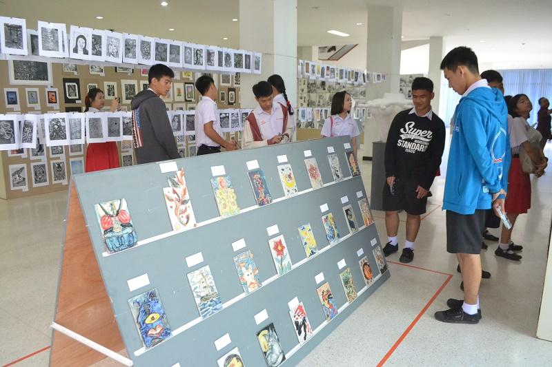 นักเรียนเข้าร่วมชมนิทรรศการ ​ศิลปกรรม​ Little Big Arts