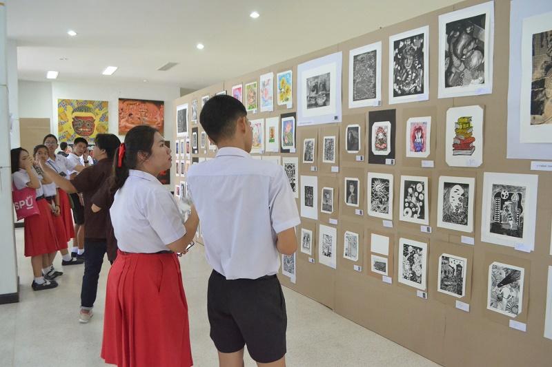 นักเรียนเข้าร่วมชมนิทรรศการ ​ศิลปกรรม​ Little Big Arts