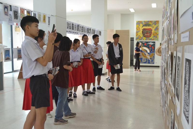 นักเรียนเข้าร่วมชมนิทรรศการ ​ศิลปกรรม​ Little Big Arts