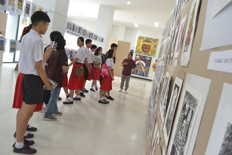 นักเรียนเข้าร่วมชมนิทรรศการ ​ศิลปกรรม​ Little Big Arts