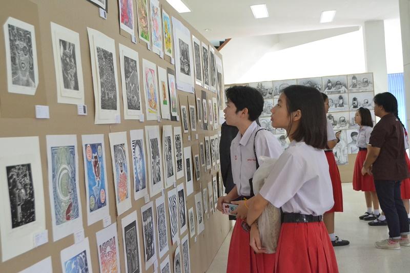 นักเรียนเข้าร่วมชมนิทรรศการ ​ศิลปกรรม​ Little Big Arts