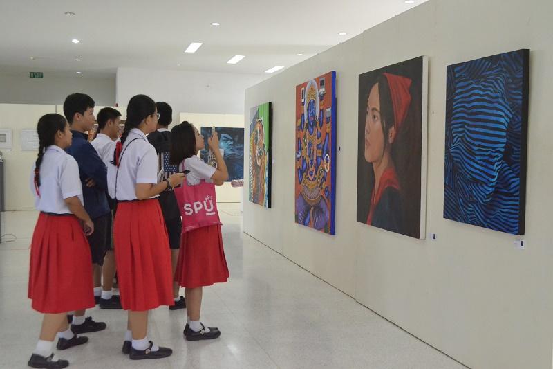 นักเรียนเข้าร่วมชมนิทรรศการ ​ศิลปกรรม​ Little Big Arts