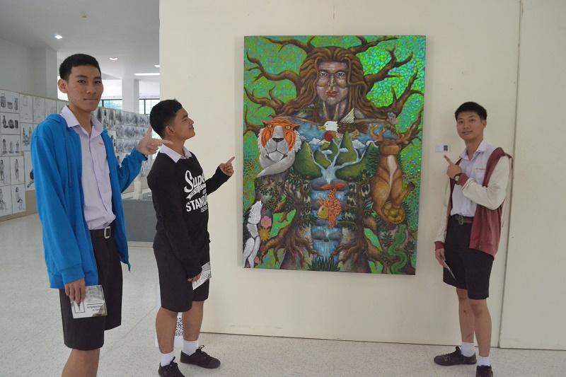 นักเรียนเข้าร่วมชมนิทรรศการ ​ศิลปกรรม​ Little Big Arts