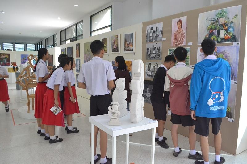 นักเรียนเข้าร่วมชมนิทรรศการ ​ศิลปกรรม​ Little Big Arts