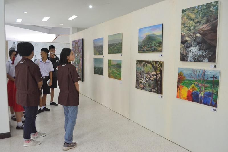นักเรียนเข้าร่วมชมนิทรรศการ ​ศิลปกรรม​ Little Big Arts