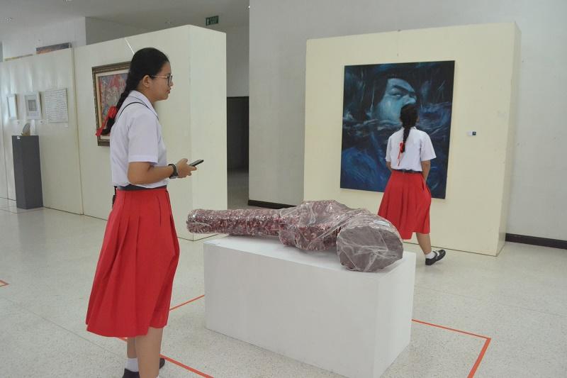 นักเรียนเข้าร่วมชมนิทรรศการ ​ศิลปกรรม​ Little Big Arts