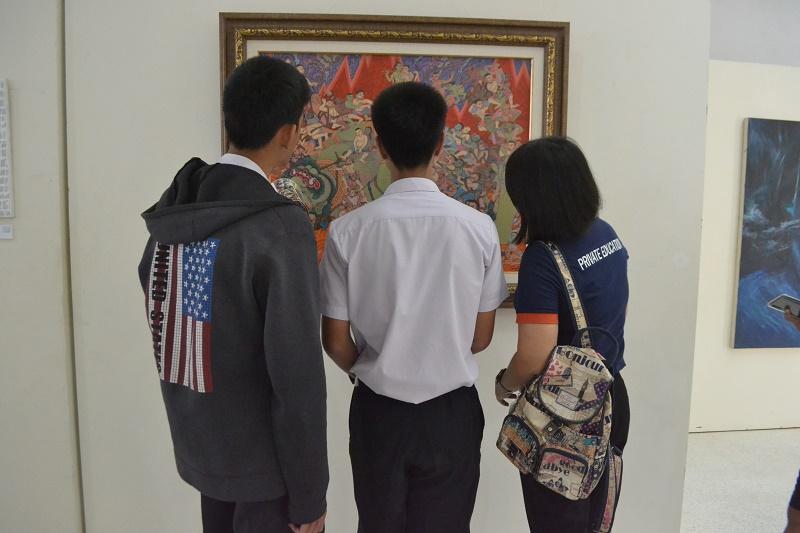 นักเรียนเข้าร่วมชมนิทรรศการ ​ศิลปกรรม​ Little Big Arts