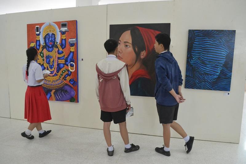 นักเรียนเข้าร่วมชมนิทรรศการ ​ศิลปกรรม​ Little Big Arts