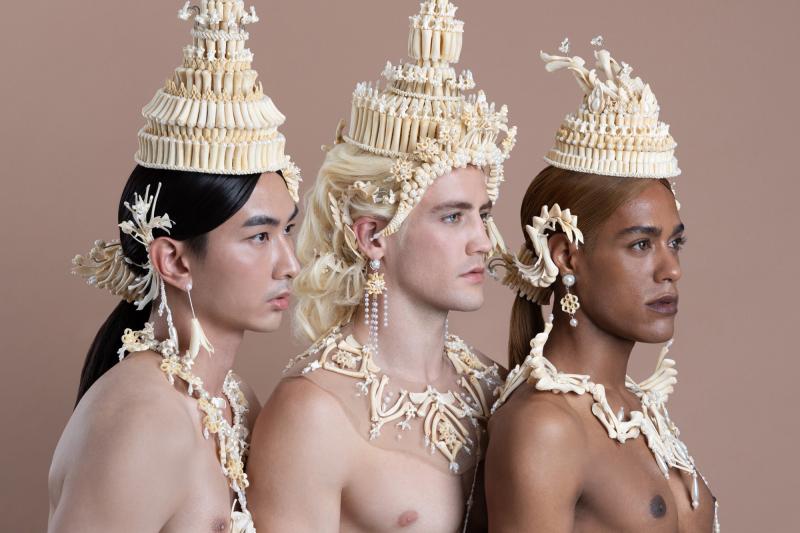 รองศาสตราจารย์ ดร.ดนัย เรียบสกุล อาจารย์คณะสถาปัตยกรรมศาสตร์ ม.นเรศวร  สร้างสรรค์ศิราภรณ์จากกระดูกไก่