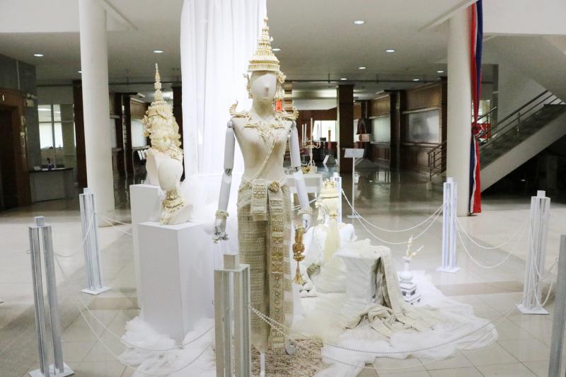 รองศาสตราจารย์ ดร.ดนัย เรียบสกุล อาจารย์คณะสถาปัตยกรรมศาสตร์ ม.นเรศวร  สร้างสรรค์ศิราภรณ์จากกระดูกไก่
