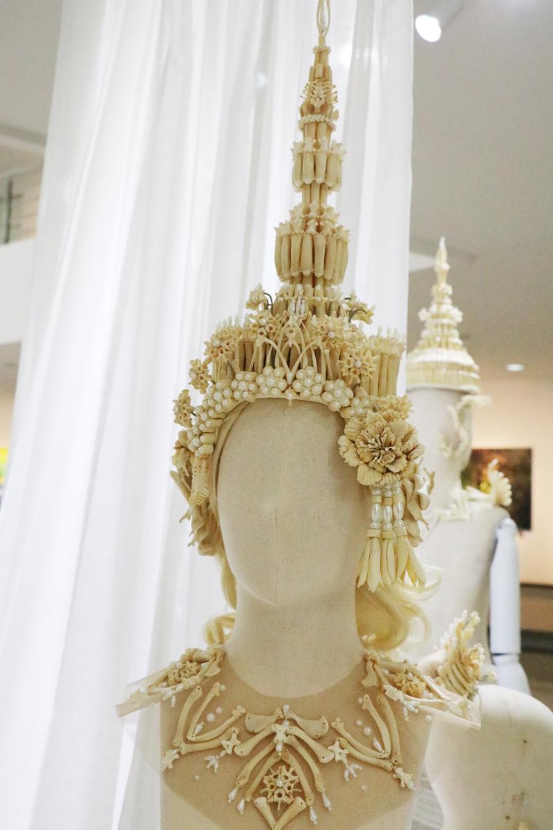 รองศาสตราจารย์ ดร.ดนัย เรียบสกุล อาจารย์คณะสถาปัตยกรรมศาสตร์ ม.นเรศวร  สร้างสรรค์ศิราภรณ์จากกระดูกไก่