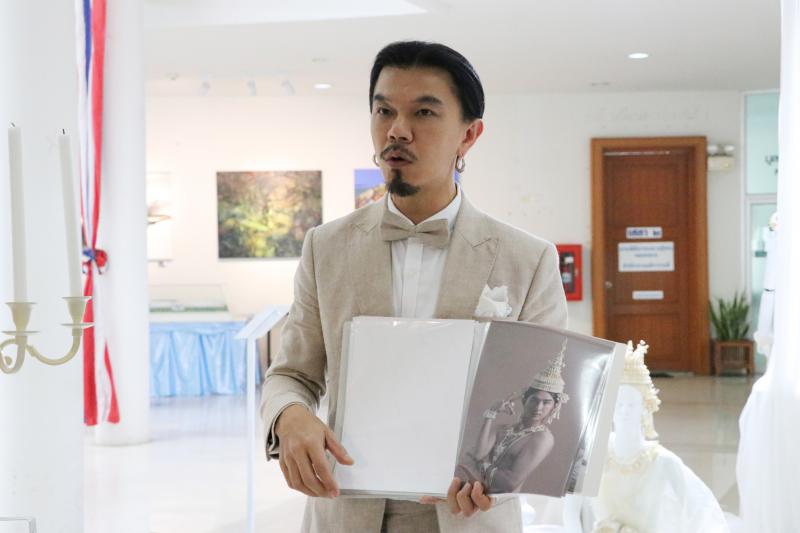 รองศาสตราจารย์ ดร.ดนัย เรียบสกุล อาจารย์คณะสถาปัตยกรรมศาสตร์ ม.นเรศวร  สร้างสรรค์ศิราภรณ์จากกระดูกไก่