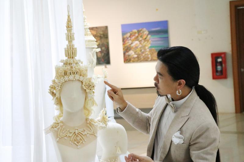 รองศาสตราจารย์ ดร.ดนัย เรียบสกุล อาจารย์คณะสถาปัตยกรรมศาสตร์ ม.นเรศวร  สร้างสรรค์ศิราภรณ์จากกระดูกไก่