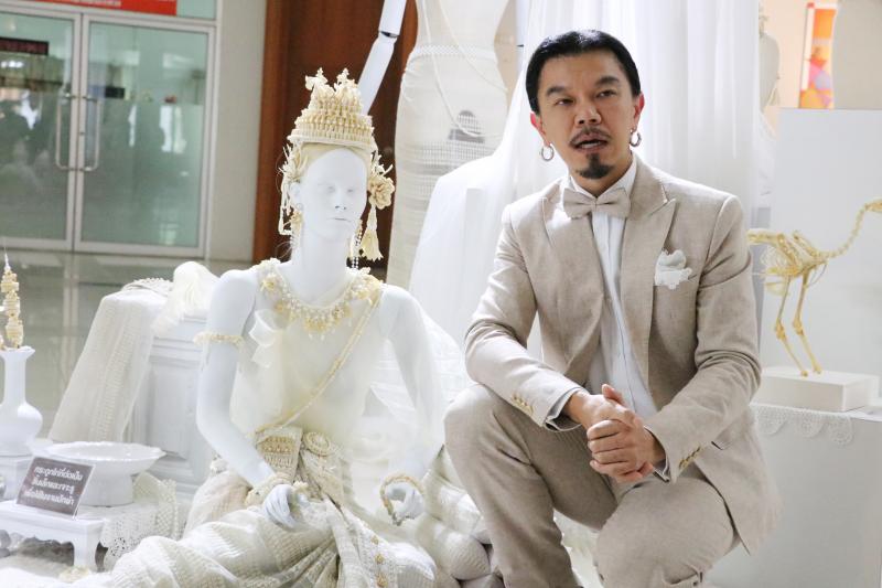 รองศาสตราจารย์ ดร.ดนัย เรียบสกุล อาจารย์คณะสถาปัตยกรรมศาสตร์ ม.นเรศวร  สร้างสรรค์ศิราภรณ์จากกระดูกไก่