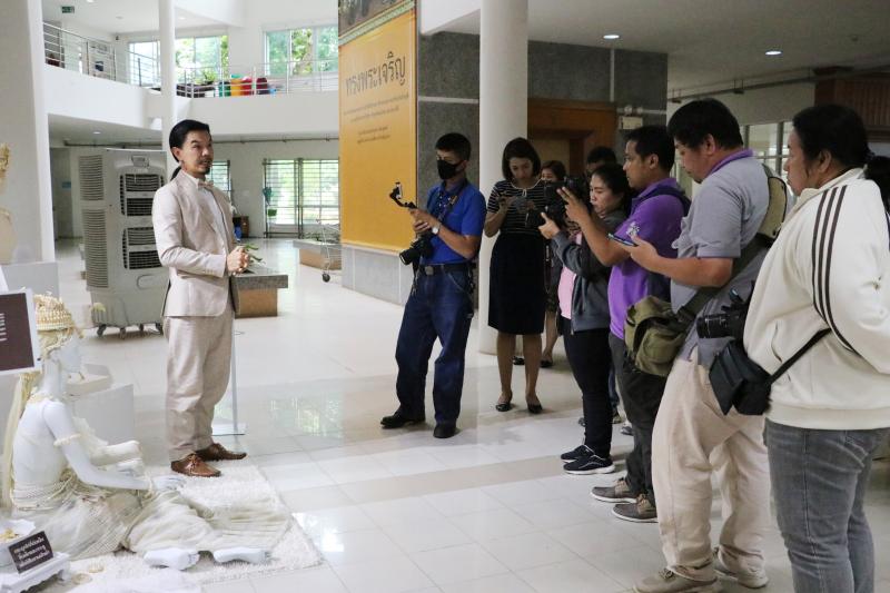 รองศาสตราจารย์ ดร.ดนัย เรียบสกุล อาจารย์คณะสถาปัตยกรรมศาสตร์ ม.นเรศวร  สร้างสรรค์ศิราภรณ์จากกระดูกไก่